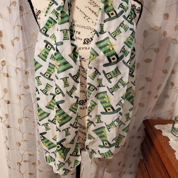 St. Patrick's Day green and white graphic print scarf NWT - Picture 1 of 3